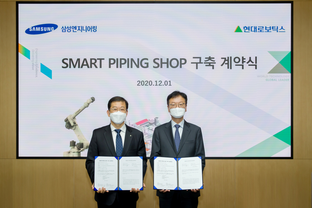 삼성엔지니어링 최성안 사장(오른쪽)이 현대로보틱스 서유성 대표와 스마트로봇자동화를 위한 계약과 협약을 체결하고 기념촬영을 하고 있다. [삼성엔지니어링 제공]
