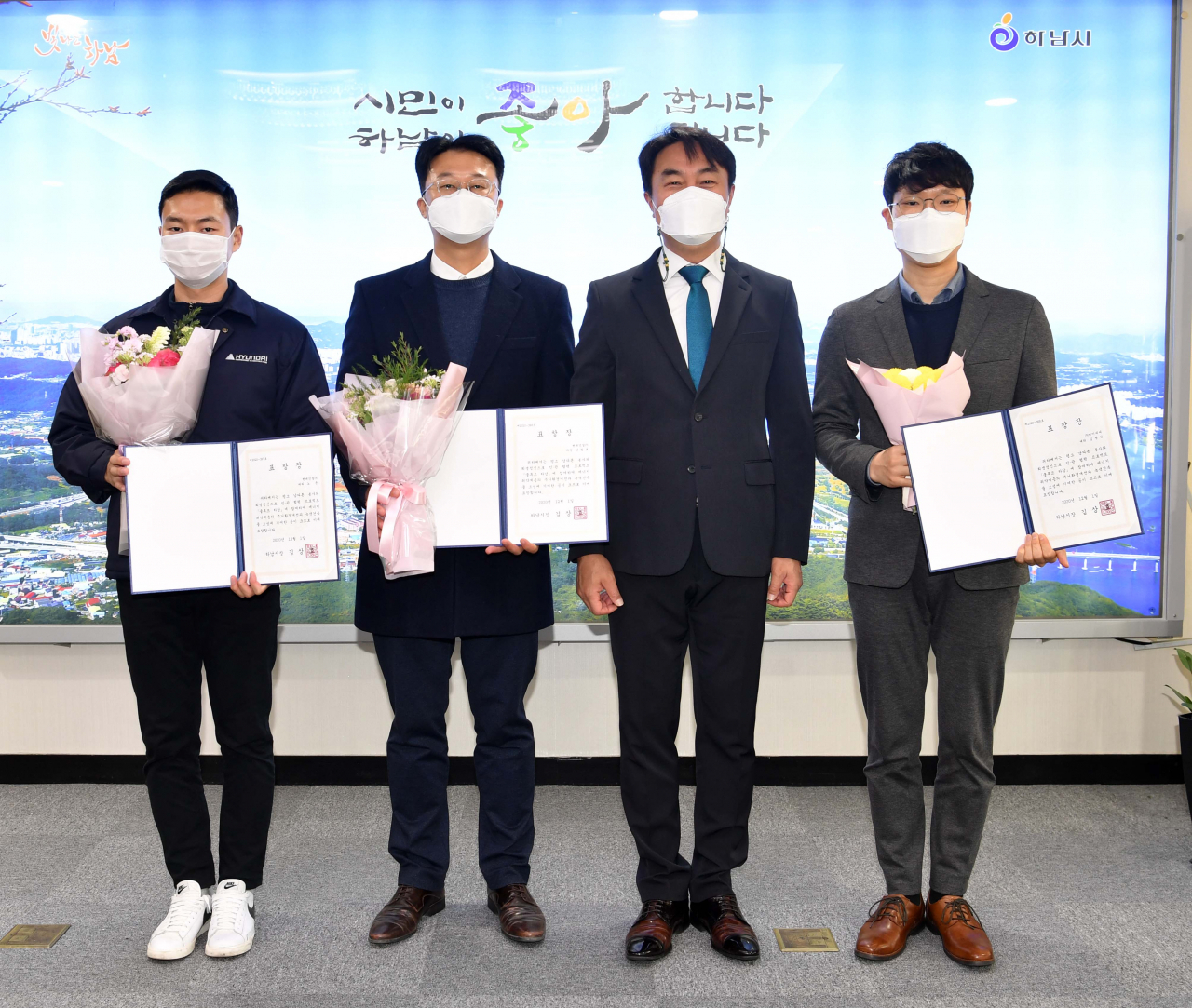 하남시 건축분야 유공자 표창 수상자들이 기념 사진을 찍고 있다. 왼쪽부터 노윤 현대건설 대리, 강철호 현대건설 과장, 김상호 하남시장, 김왕신 KCC 대리. [KCC 제공]
