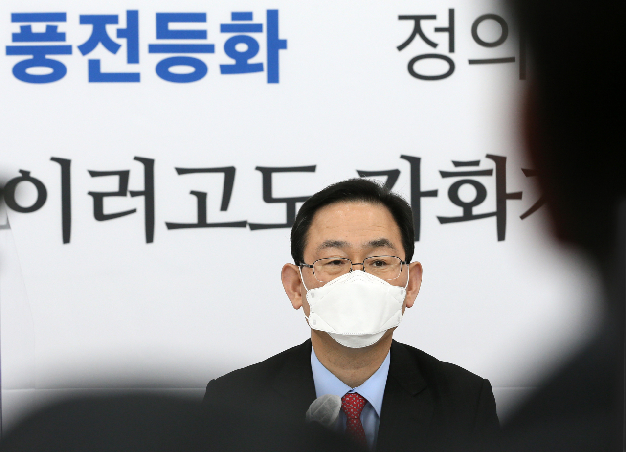 주호영 국민의힘 원내대표가 1일 오후 국회에서 기자회견을 열고 서울행정법원의 윤석열 직무배제 명령 효력 임시 정지 결정에 대해 입장을 밝히고 있다. [헤럴드경제=이상섭 기자]