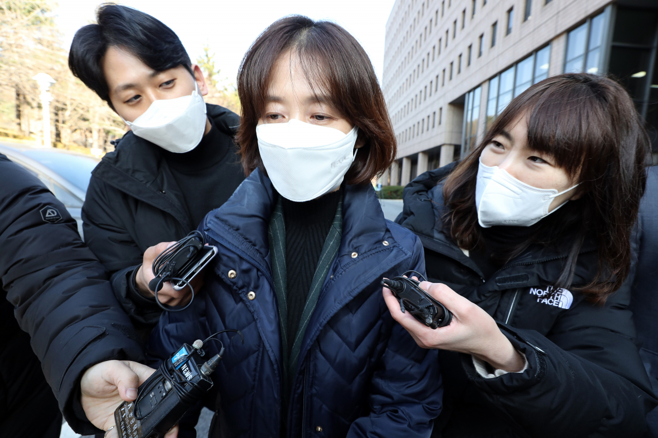 지난해 말 박은정 감찰담당관이 윤석열 검찰총장에 대한 감찰 타당성을 검토하는 법무부 감찰위원회 회의에 참석해 의견진술을 마친 정부과천청사 법무부 청사를 나서고 있다. [연합]