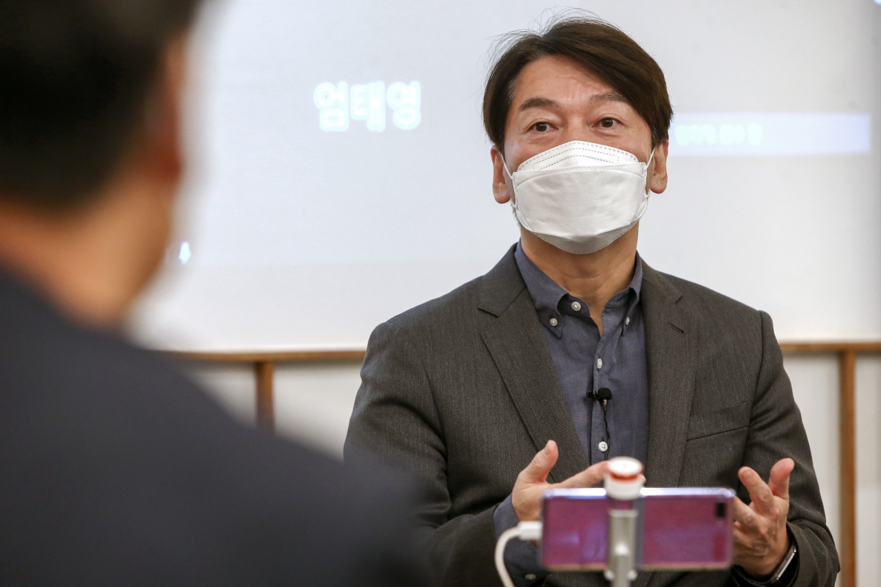 안철수 국민의당 대표가 2일 서울 여의도 정치문화플랫폼 하우스(How's)에서 국민의힘 초선의원 모임 '명불허전 보수다'의 온라인 초청 강연을 하고 있다. [이상섭 기자/babtong@heraldcorp.com]