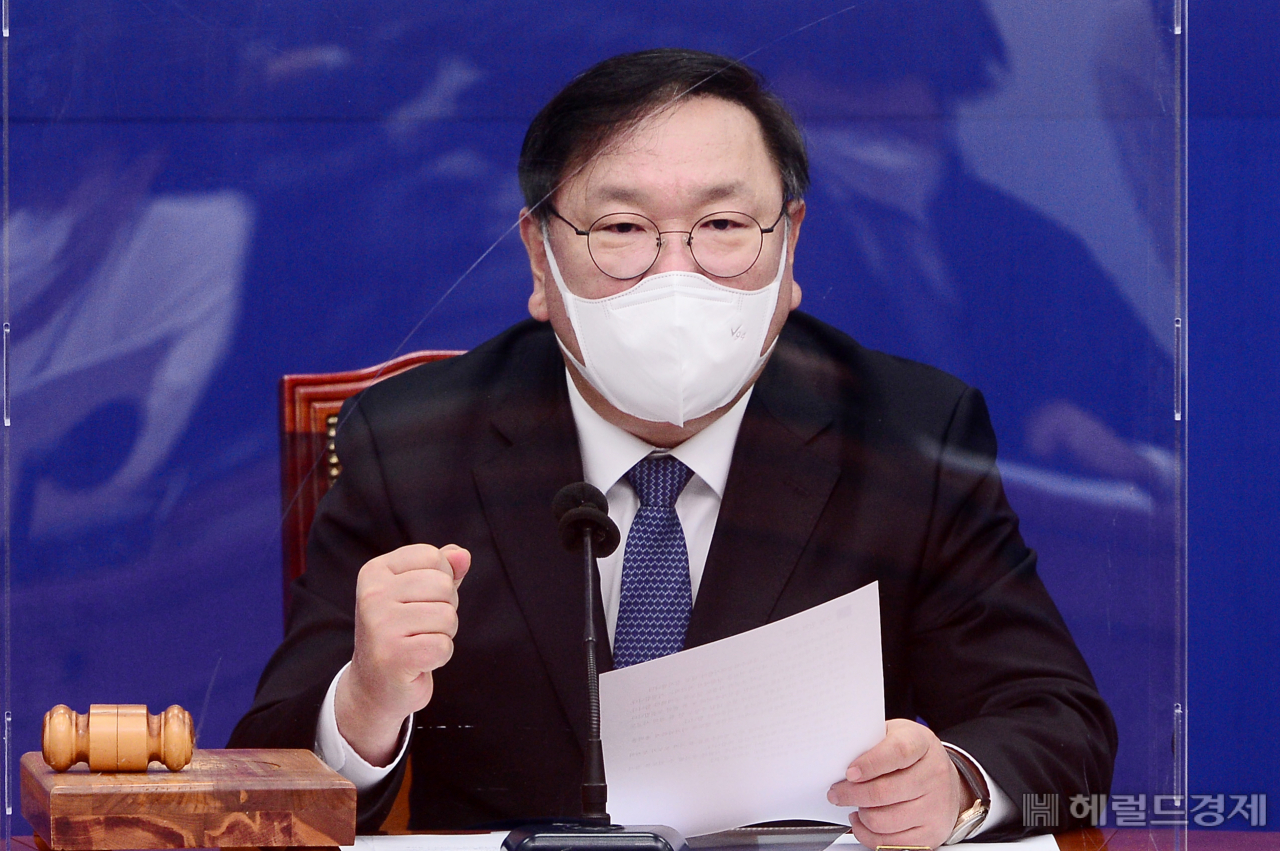 [헤럴드경제=이상섭 기자] 김태년 더불어민주당 원내대표가 2일 오전 서울 여의도 국회에서 열린 최고위원회의에서 2021학년도 대학수학능력시험을 하루 앞둔 수험생들에게 화이팅을 외치고 있다. babtong@heraldcorp.com