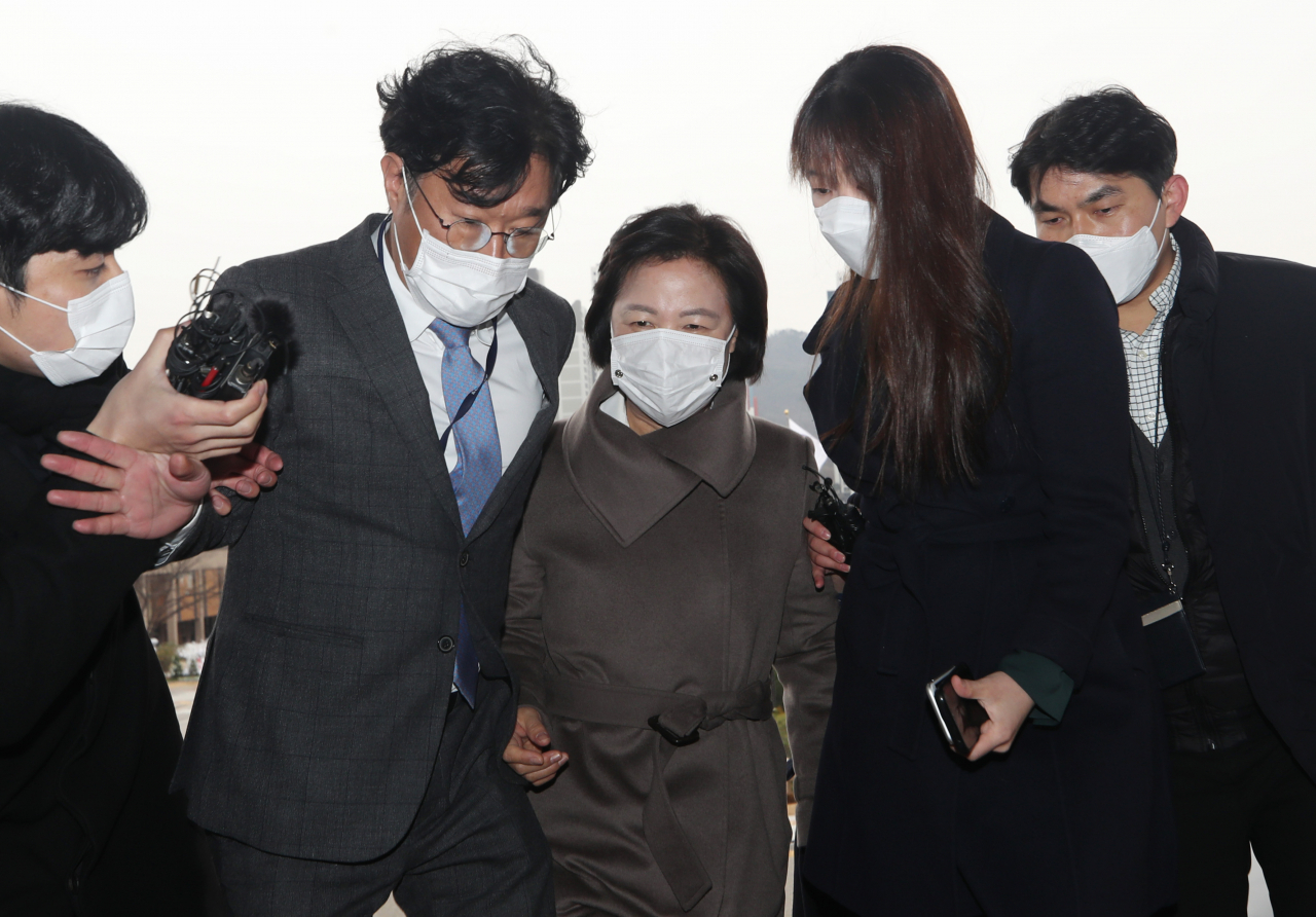 추미애 법무부 장관이 2일 오전 정부과천청사로 출근하고 있다. [연합]