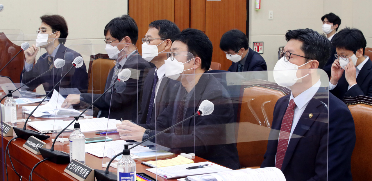 1일 국회 정무위원회 법안심사제2소위원회에서 열린 공청회에 강형구 한양대 교수(왼쪽부터), 박상인 서울대 교수, 전성인 홍익대 교수, 최성진 코리아 스타트업 대표, 김재신 공정위 부위원장이 참석하고 있다. [연합]