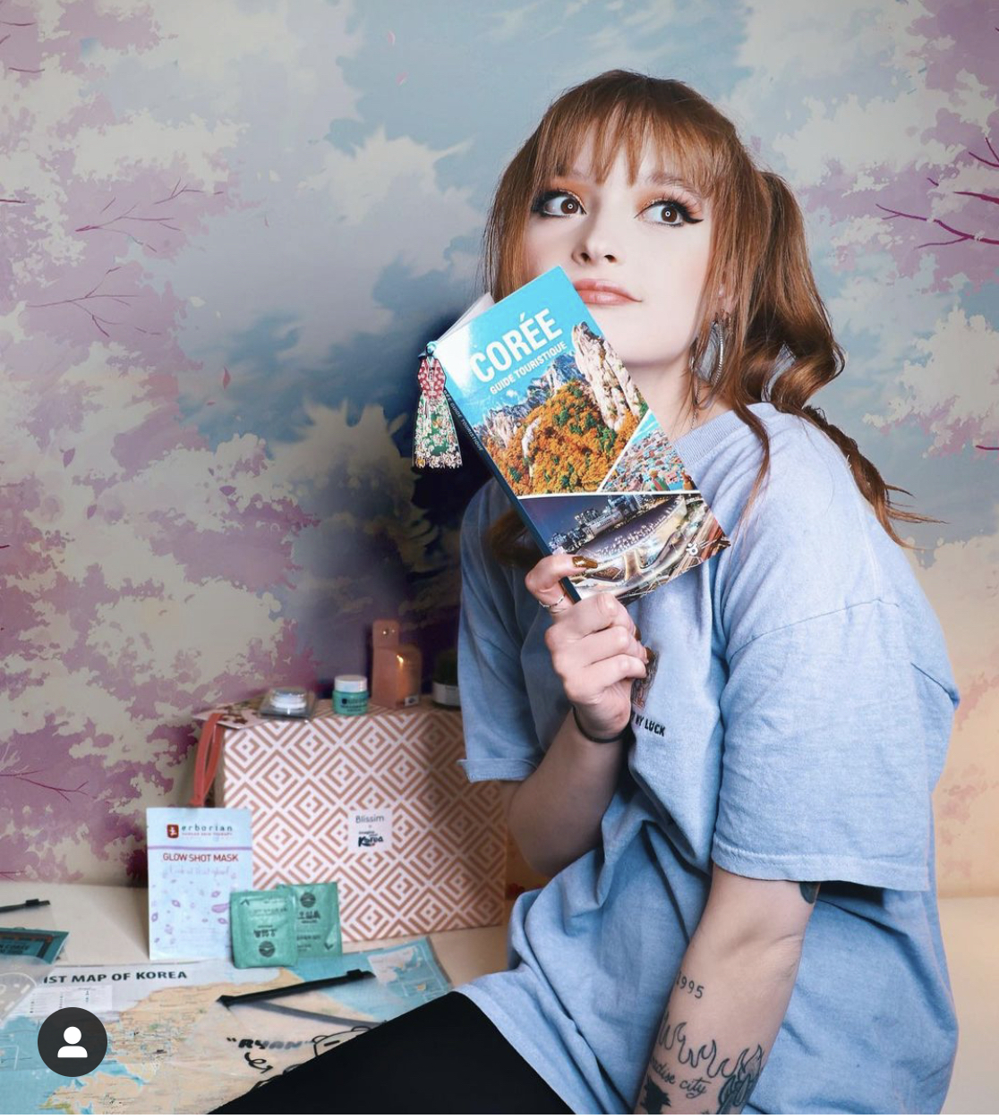 K뷰티박스에 당첨된 파리의 뷰티 인플루언서 에스텔 피츠(Estelle Fitz)가 박스를 개봉하는 장면에 수많은 팔로워들이 한국문화,관광,K뷰티에 관심을 갖게됐다. 파리지사가 박스마케팅의 멍석을 깔자, 유명 매거진 등 언론과 SNS에 ‘한국’이라는 키워드가 작지 않은 반향을 일으켰다고 한다.
