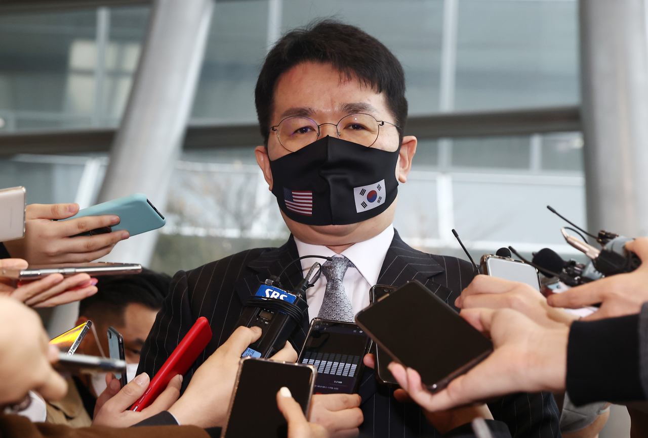 조원태 한진그룹 회장이 연내 대한항공 노조를 만나 아시아나항공 인수 찬성을 설득할 것으로 알려졌다. 지난달 18일 여의도 전경련회관에서 열린 한미재계회의를 마치고 취재진의 질문에 답하고 있는 조원태 회장. [연합뉴스]