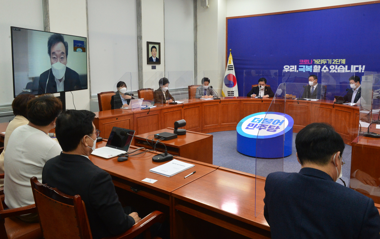 더불어민주당 이낙연 대표가 2일 오전 서울 여의도 국회에서 열린 최고위원회의에 화상으로 참석, 발언하고 있다. [연합]