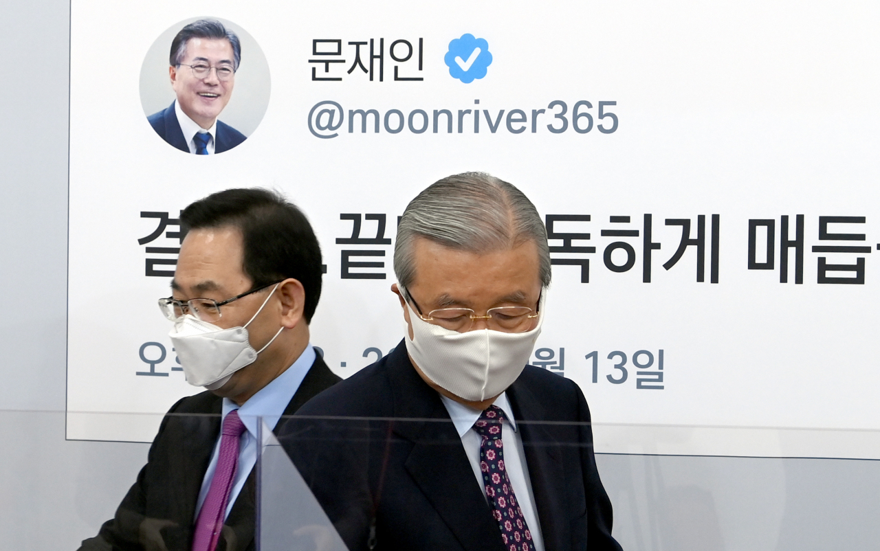 김종인 국민의힘 비상대책위원장과 주호영 원내대표가 2일 오전 국회에서 열린 국민의힘 중진의원 연석회의에 참석, 자리에 앉고 있다. [헤럴드경제=이상섭 기자]