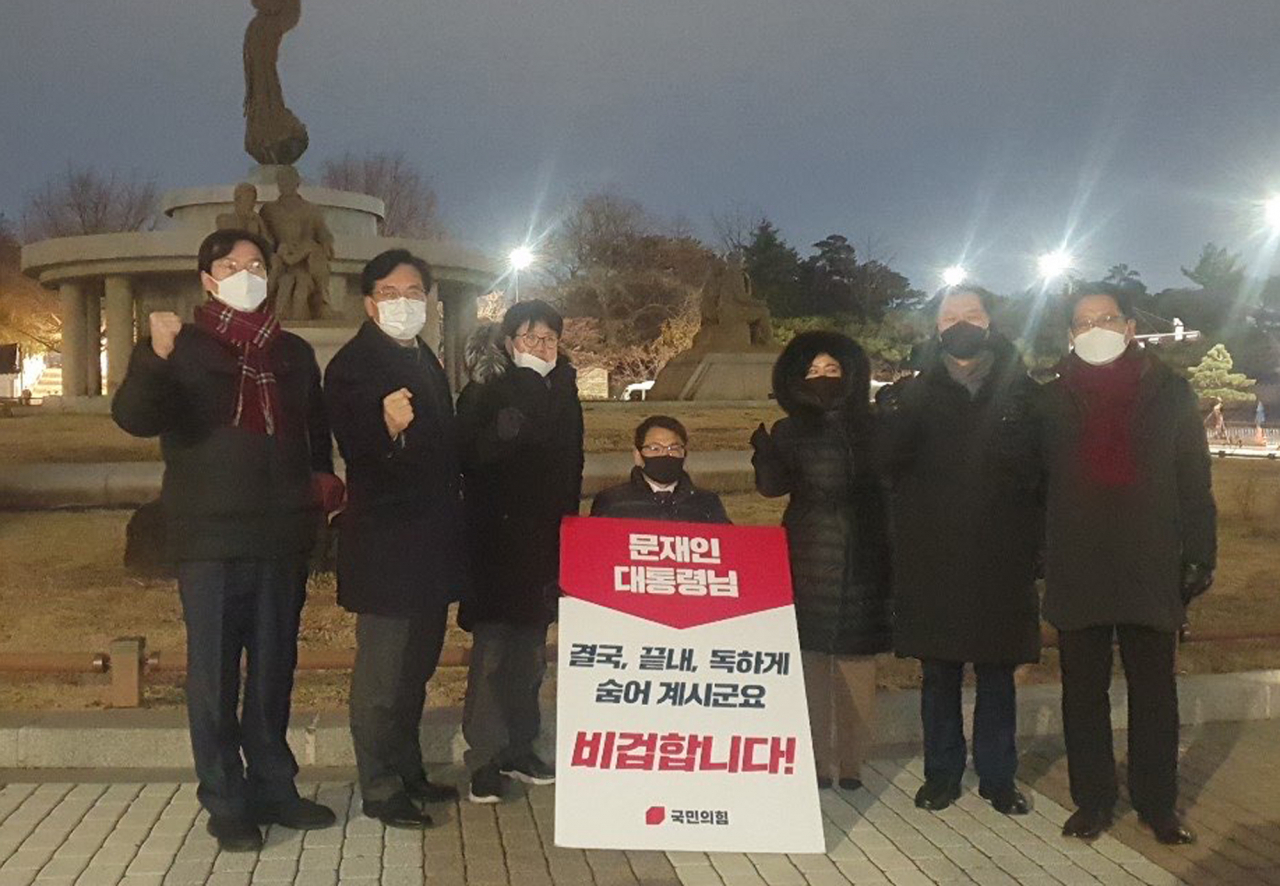 1일 저녁 청와대 분수대 앞에서 국민의힘 초선 의원들이 추미애 법무부 장관과 윤석열 검찰총장과의 갈등에 대한 문재인 대통령의 답변을 요구하며 릴레이 1인 시위를 계속하고 있다. 왼쪽부터 강민국, 송석준, 유경준, 이종성, 황보승희,김기현,권명호 의원 [연합]