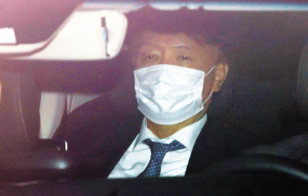 추미애 법무부 장관이 2일 오전 정부과천청사로 출근하고 있다.(위쪽) 오른쪽 사진은 전날 법원의 결정으로 일주일만에 총장직에 복귀한 윤석열 검찰총장이 서울 서초구 대검찰청 지하주차장을 통해 출근하는 모습. [연합]