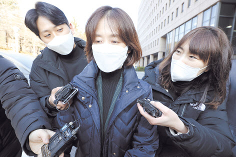 1일 오전 박은정 감찰담당관이 윤석열총장에 대한 감찰 타당성을 검토하는 법무부 감찰위원회 회의에 참석해 의견진술을 마친 정부과천청사 법무부 청사를 나서고 있다. [연합]