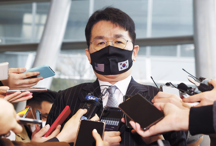 조원태 한진그룹 회장이 연내 대한항공 노조를 만나 아시아나항공 인수 찬성을 설득할 것으로 알려졌다. 지난달 18일 여의도 전경련회관에서 열린 한미재계회의를 마치고 취재진의 질문에 답하고 있는 조원태 회장. [연합]