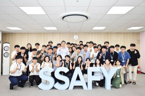 이재용 삼성전자 부회장이 지난해 8월 광주 ‘SSAFY(삼성 청년 소프트웨어 아카데미)’ 교육 현장을 방문해 교육생들을 격려하고 기념사진을 촬영하고 있다. [삼성전자 제공]