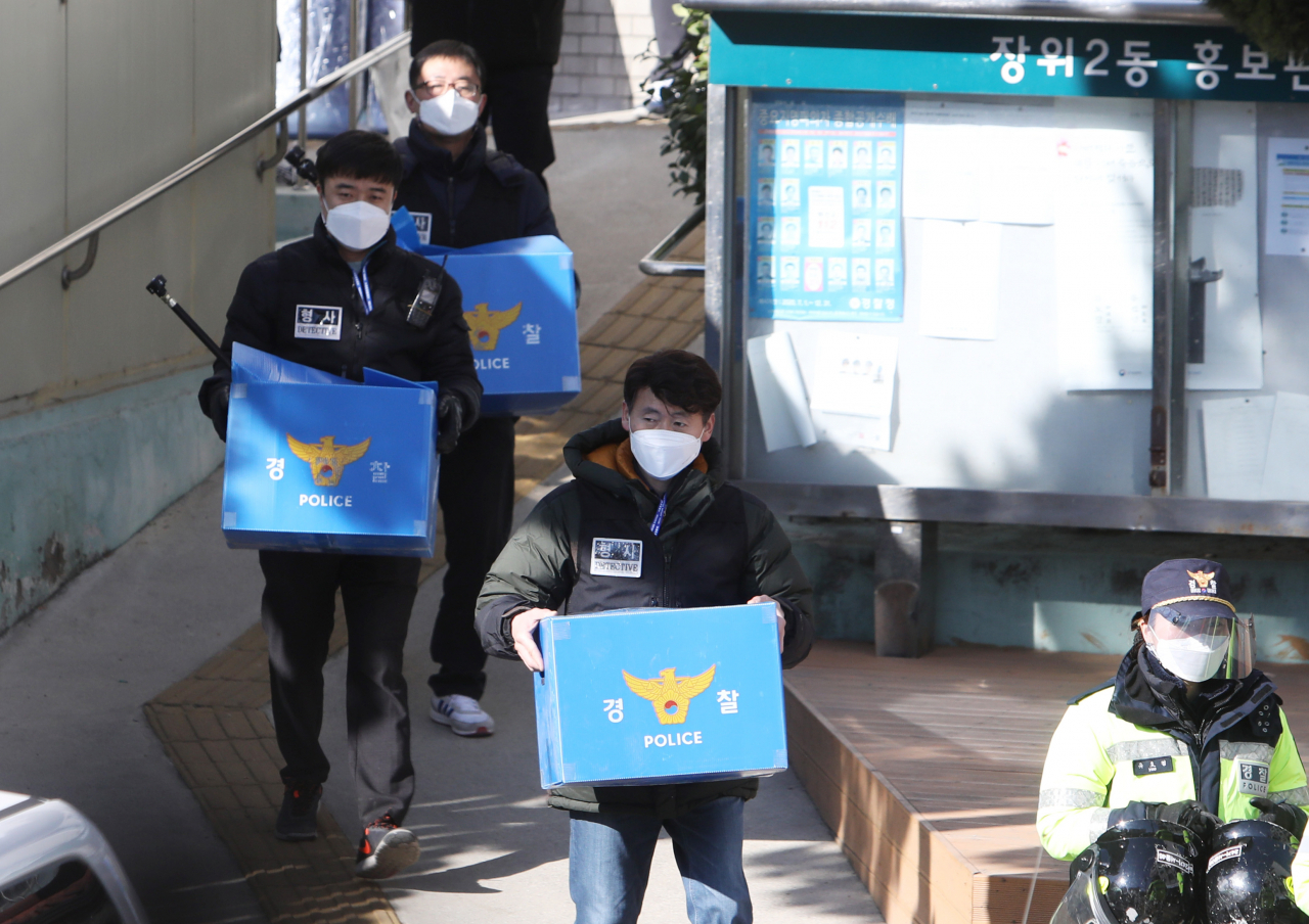 1일 오후 서울 성북구 사랑제일교회에서 압수수색을 마친 경찰이 물품을 옮기고 있다. 경찰은 지난달 명도집행 과정에서 일부 관계자들이 화염병을 동원한 일 등 불법행위를 수사하기 위해 교회 본관과 별관 등에 대한 압수수색에 나섰다. 연합뉴스