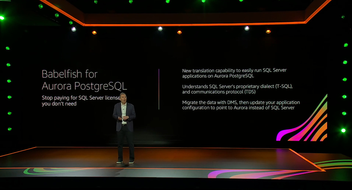 리인벤트 2020에서 기조연설자로 나선 앤디 재시 AWS CEO. 뒷배경에 불필요한 SQL 서버 비용을 지불하지 말라고 표현돼 있다 [AWS 리인벤트 기조연설 화면 캡처]
