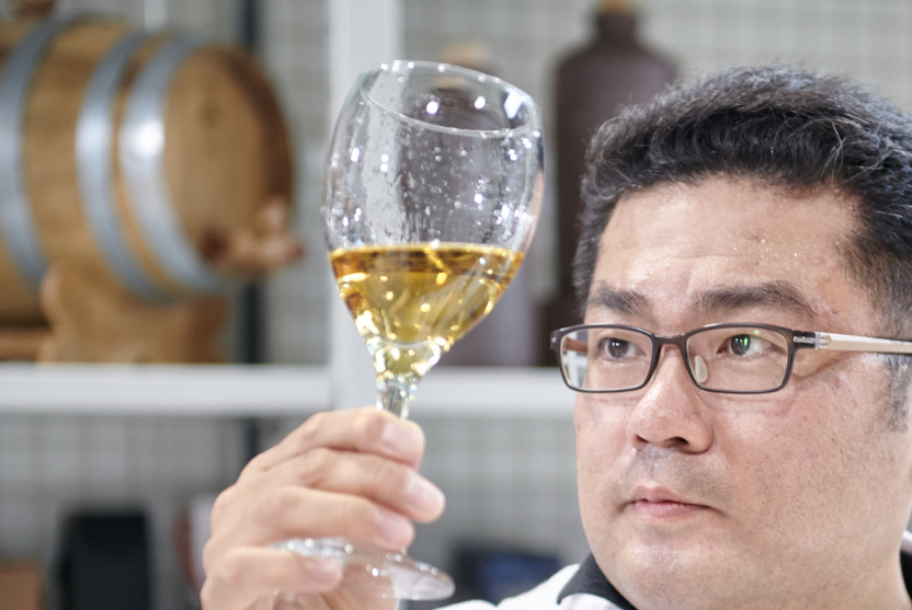 한국식품연구원 김태완 박사가 개발한 증류주를 들어보이고 있다.[한국식품연구원 제공]