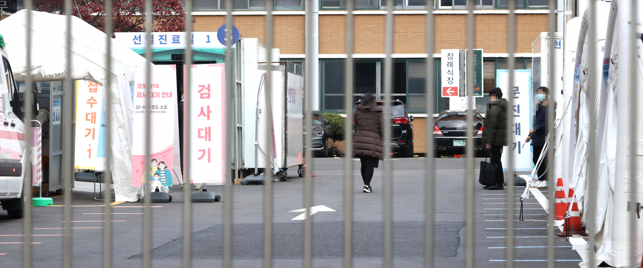 국내 신종 코로나바이러스 감염증(코로나19) 신규 확진자 수가 511명을 기록한 2일 오전 서울 중구 국립중앙의료원 코로나19 선별진료소를 찾아온 시민들이 검사를 받기 위해 대기하고 있다. 연합뉴스