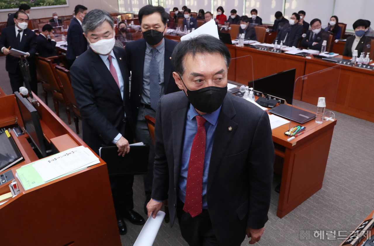 [헤럴드경제=이상섭 기자] 김석기 국민의힘 간사와 김기현 의원 등 야당 의원들이 2일 서울 여의도 국회에서 열린 외교통일위원회 전체회의에서 남북관계 발전에 관한 법률 일부개정법률안 표결 처리에 반대하며 집단 퇴장하고 있다. babtong@heraldcorp.com