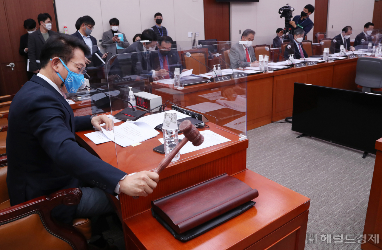 [헤럴드경제=이상섭 기자] 송영길 국회 외교통일위원장이 2일 서울 여의도 국회에서 열린 외교통일위원회 전체회의에서 개의를 알리며 의사봉을 두드리고 있다. babtong@heraldcorp.com