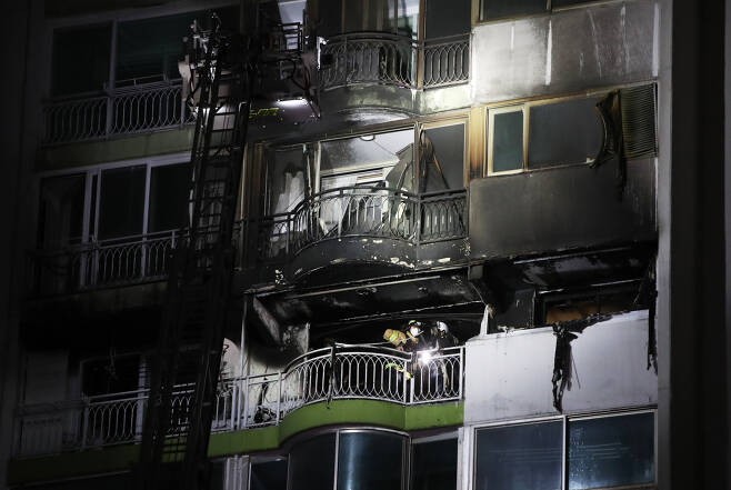 1일 오후 4시 37분께 경기도 군포시 산본동의 한 아파트 12층에서 불이 나 소방당국에 의해 30여분만에 꺼졌다. 소방당국은 이 불로 현재까지 5명이 사망한 것으로 파악하고 있다. 사진은 화재 현장 모습. [연합]