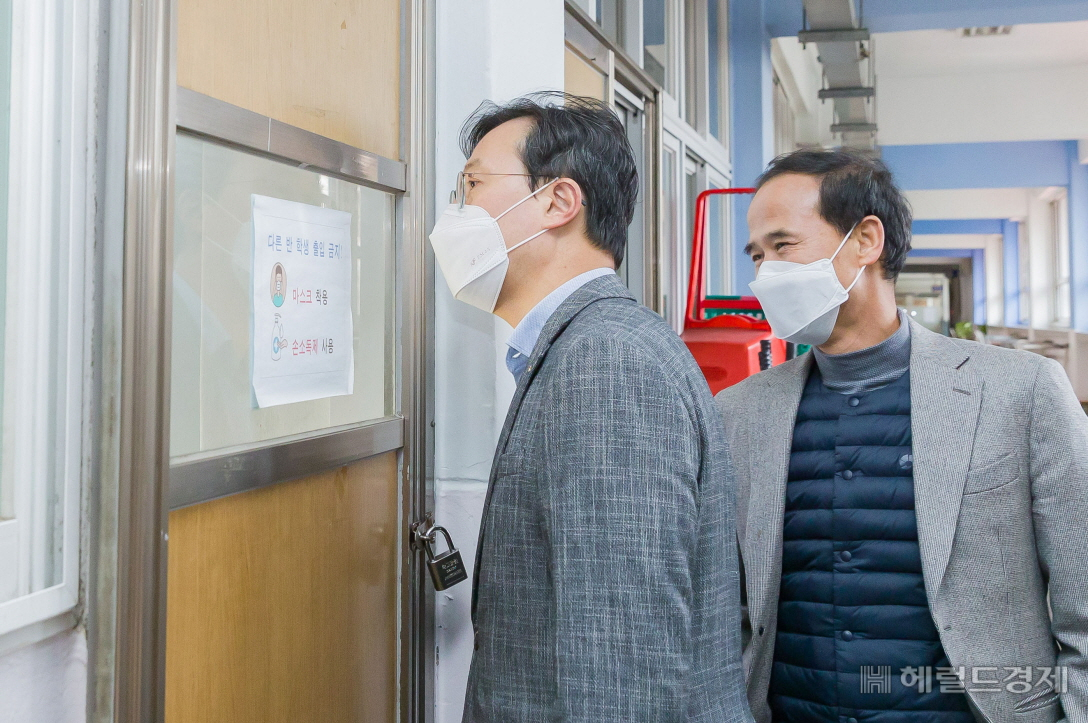 지난 1일 수능 대비 특별 방역대책 점검에 나선 채현일 영등포구청장(왼쪽)이 여의도고등학교 한 교실 내부 방역 조치 상황을 살피고 있다. [영등포구 제공]