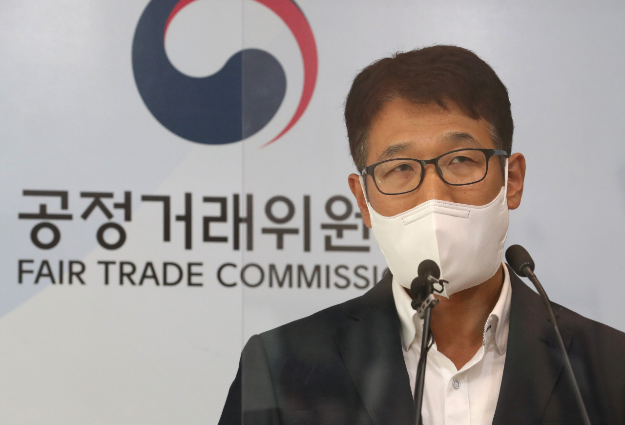권순국 공정거래위원회 유통거래과장이 2일 오전 세종시 정부세종청사에서 롯데하이마트(주)의 대규모유통업법 위반행위 제재와 관련해 브리핑하고 있다. [연합]
