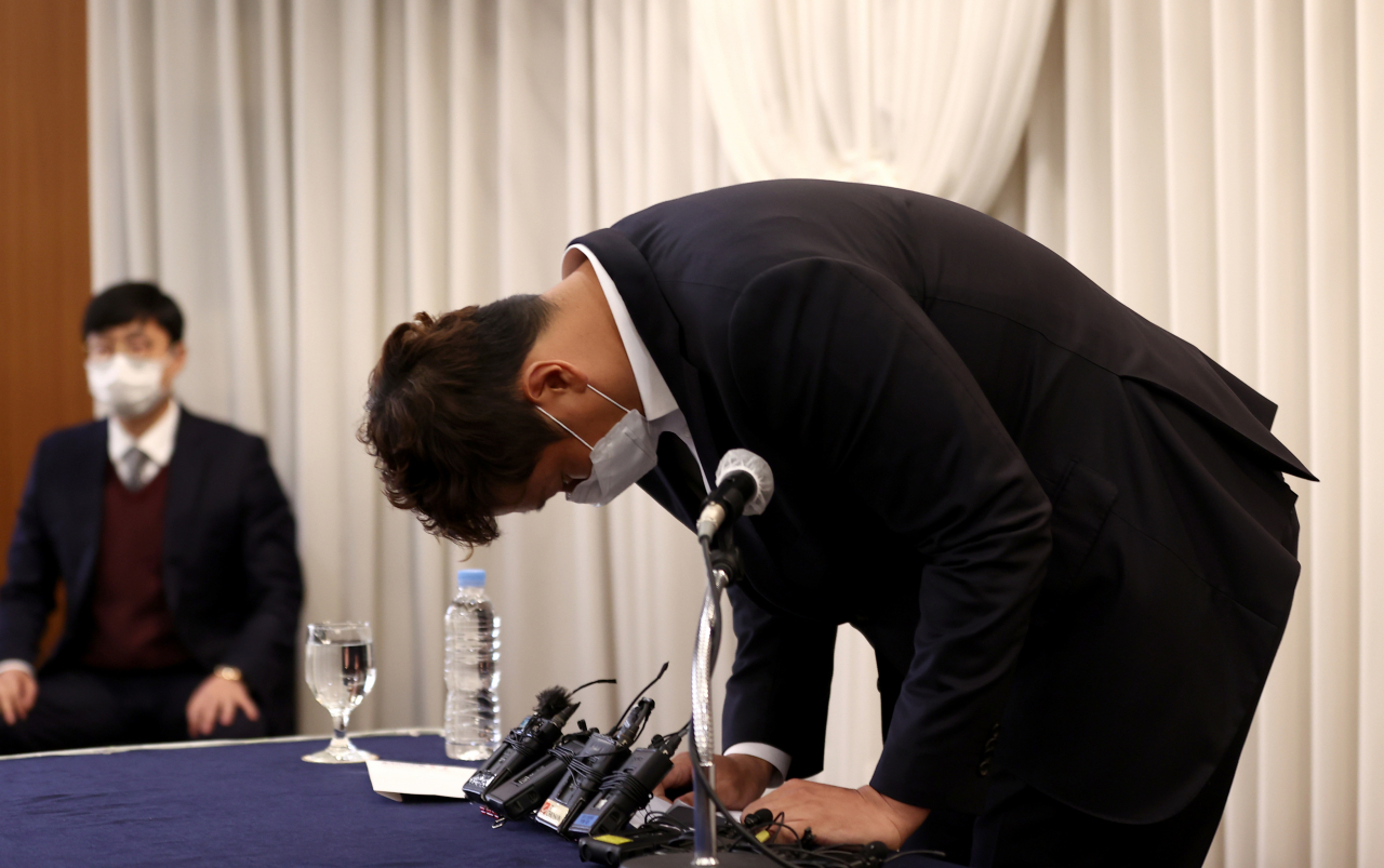 판공비 인상 문제로 비판을 받는 이대호(롯데 자이언츠) 한국프로야구선수협회 회장이 2일 강남구 리베라호텔에서 관련 논란에 대해 해명하는 기자회견을 열고 있다.[연합]