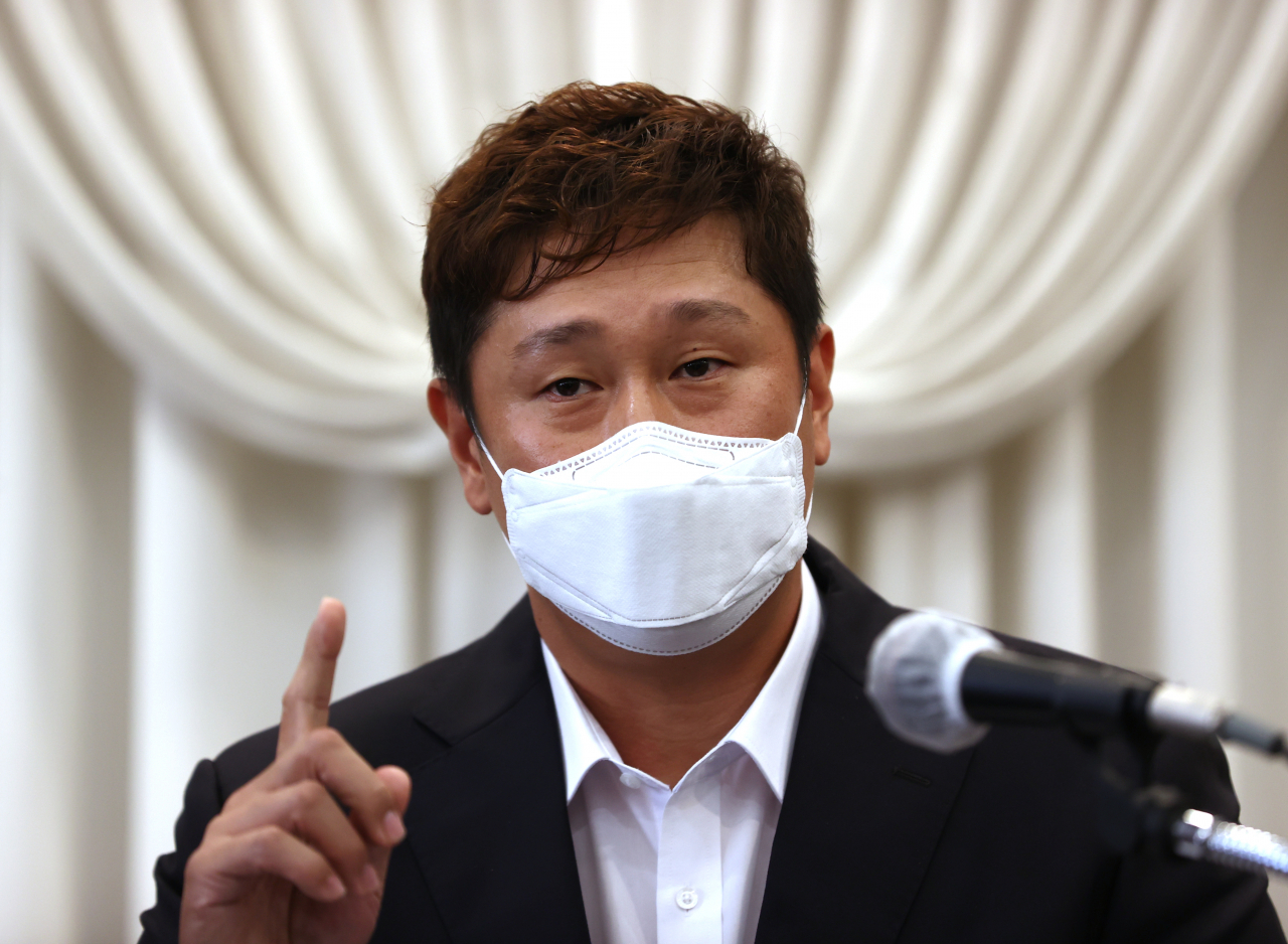판공비 인상 문제로 비판을 받는 이대호(롯데 자이언츠) 한국프로야구선수협회 회장이 2일 강남구 리베라호텔에서 기자회견을 열고 관련 논란에 대해 해명하고 있다. [연합]