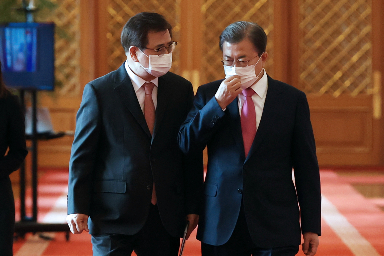 President Moon Jae-in speaks with National Security Office chief Suh Hoon on Wednesday. (Yonhap)