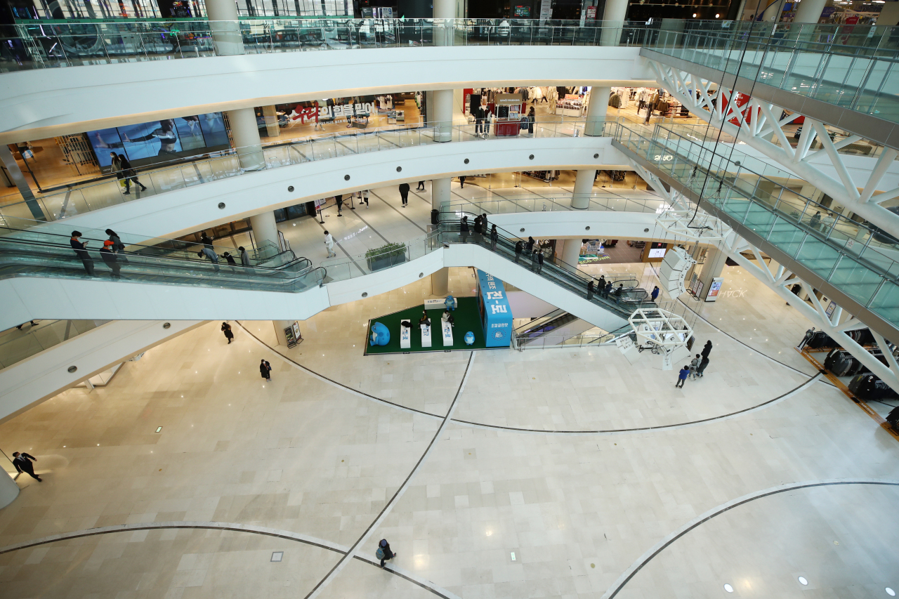 A typically crowded mall in Seoul appears empty on a Wednesday afternoon amid a resurgence in coronavirus cases. (Yonhap)
