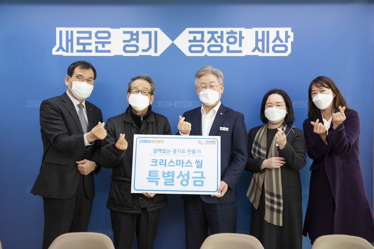 대한결핵협회 경기도지부가 크리스마스 씰 특별성금전달식을 하고 기념촬영을 하고 있다. [경기도 제공]
