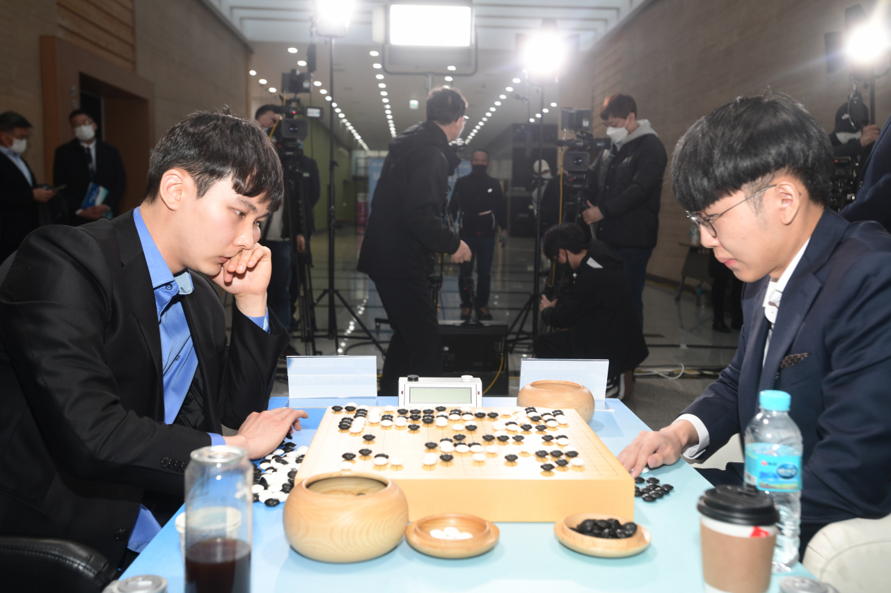 2일 열린 마지막 7번째 대국을 마친 뒤 박정환(왼쪽)과 신진서가 국후 복기를 하고 있다./한국기원
