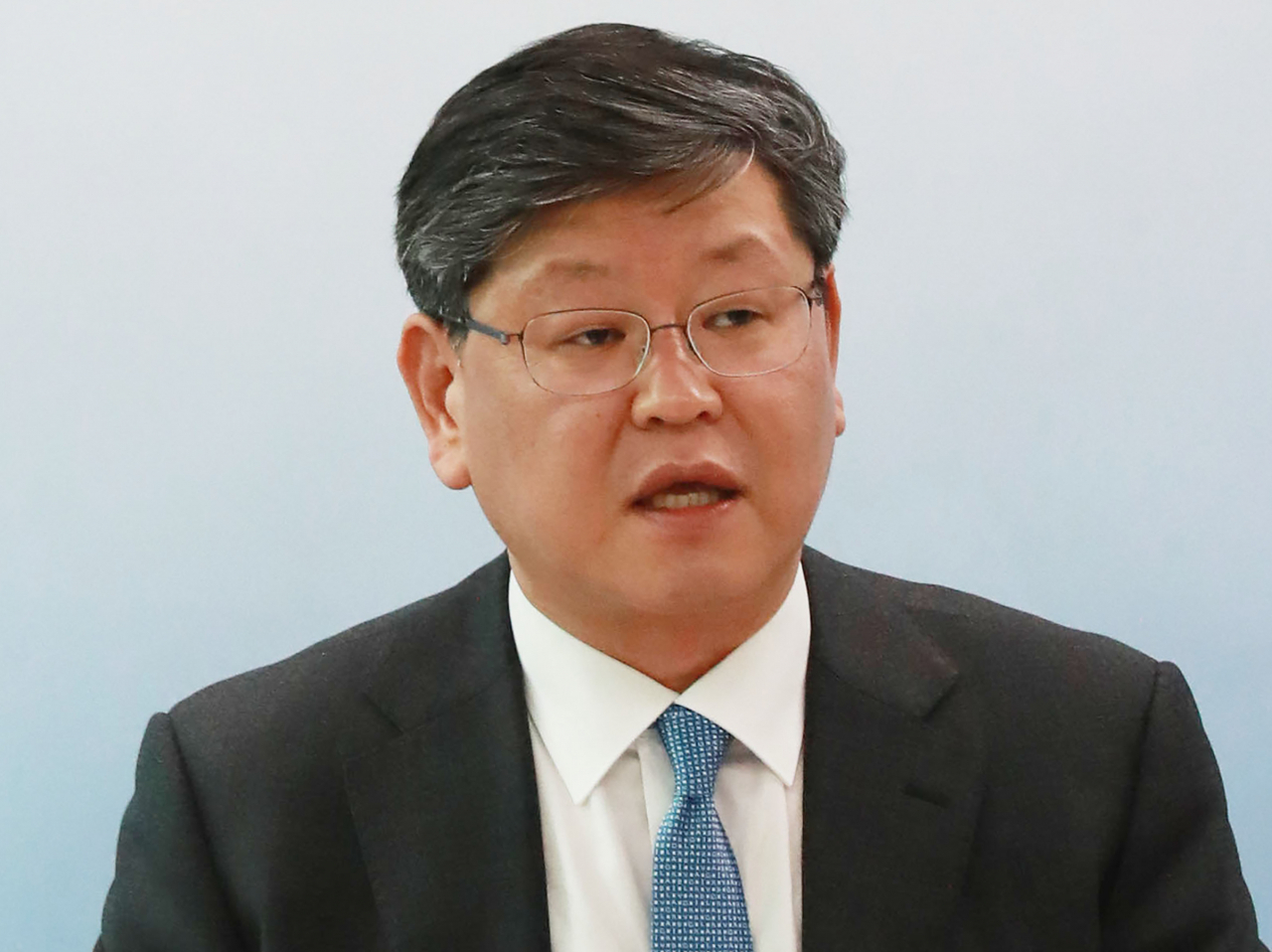 문재인 대통령은 2일 법무부 차관에 이용구 변호사를 내정했다. 이 차관 내정자는 법관 출신으로, 지난 2017년 8월 비검찰 출신으로는 최초로 법무부 법무실장에 임명돼 2년 8개월간 근무한 바 있다. 사진은 이 차관 내정자가 2020년 3월 17일 법무부 법무실장으로 근무하던 당시 서울 서초구 서초동 서울고검 의정관에서 열린 법조계 전관 특혜 근절방안 브리핑에서 발언하는 모습. [연합]