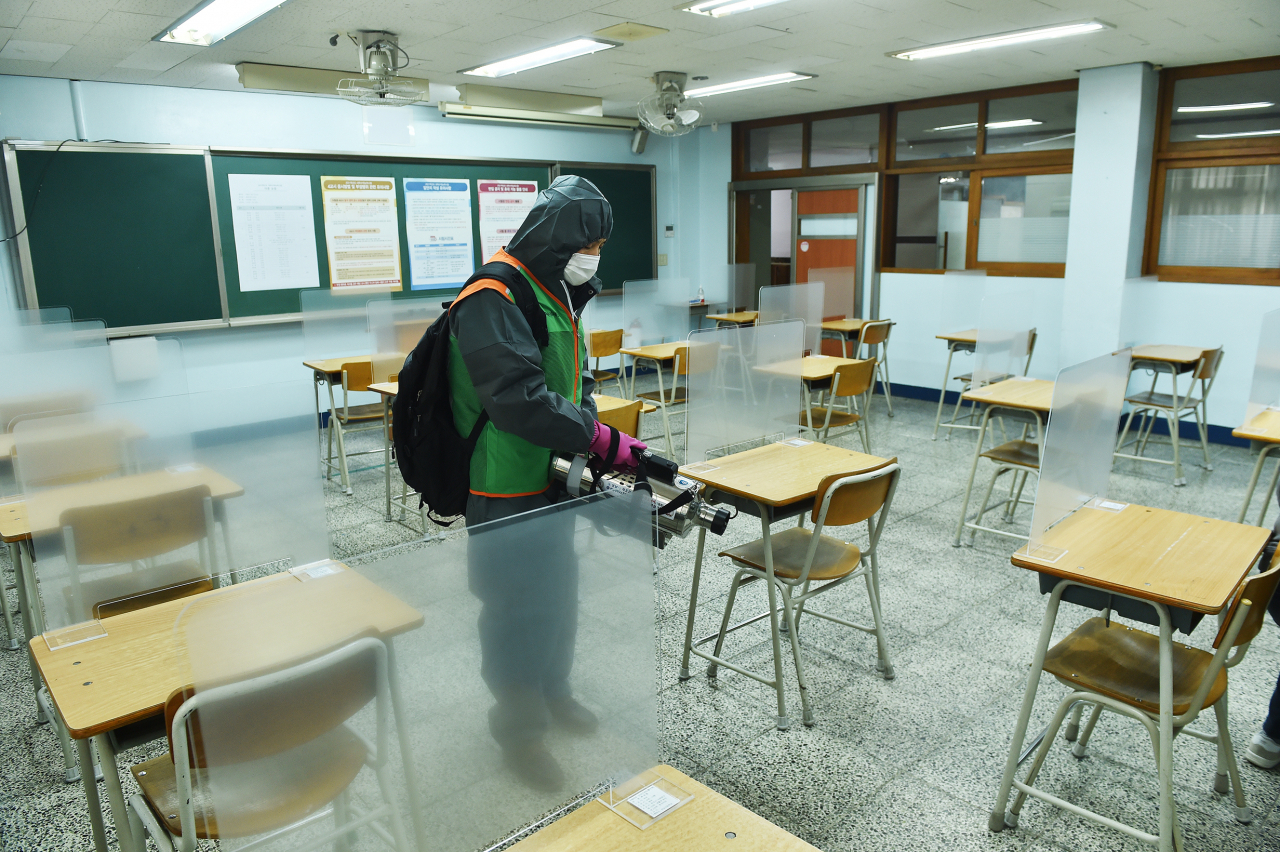 2021학년도 대입 수능을 하루 앞둔 지난 2일 경기도 성남시 중원구 성남고등학교가 시험장 소독을 진행하는 모습. [연합]