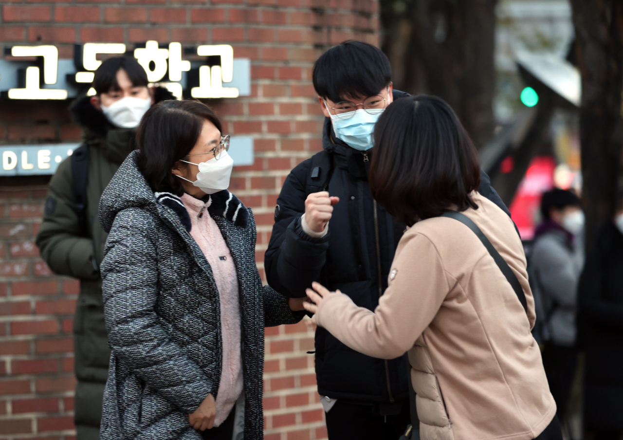 2021학년도 대학수학능력시험(수능)이 실시된 3일 오전 서울 종로구 동성고등학교에 마련된 고사장 앞에서 한 수험생 부모가 자녀를 응원하고 있다. [연합]