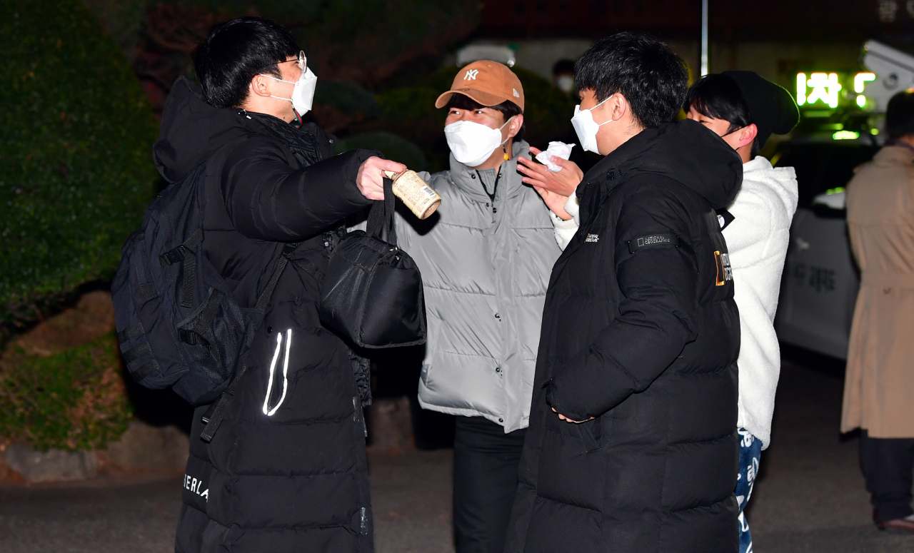 대학수학능력시험일인 3일 오전 광주 서구 화정동 광덕고등학교에 마련된 시험장 입구에서 수험생이 격려를 받으며 입실하고 있다. [연합]