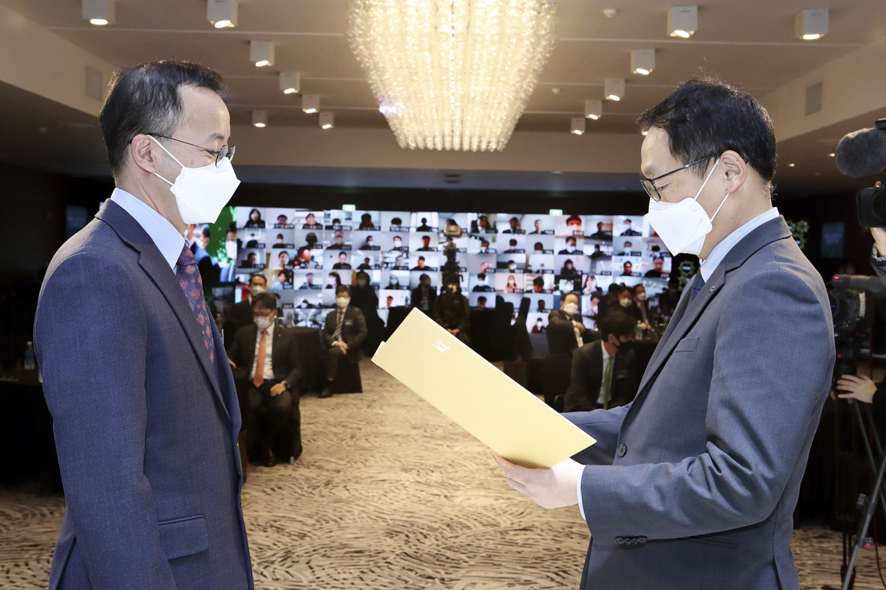 구현모(오른쪽) KT대표가 '2020년 KT인상’ 수상자에게 시상을 하고 있다. [KT 제공]
