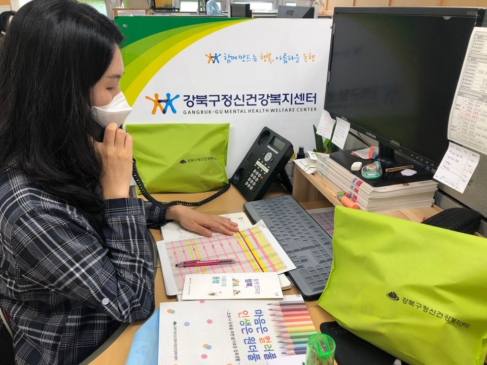 강북구 마음건강상담요원이 비대면 상담을 하고 있다. [강북구 제공]
