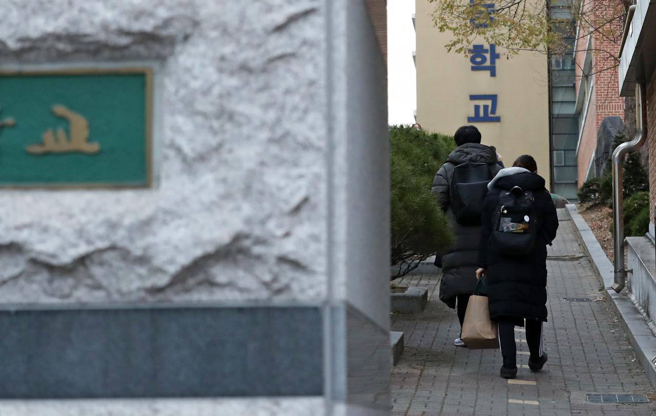 대학수학능력시험일인 3일 오전 대전시 서구 괴정동 괴정고등학교로 수험생이 재학생 응원 없이 조용히 입장하고 있다. [연합]
