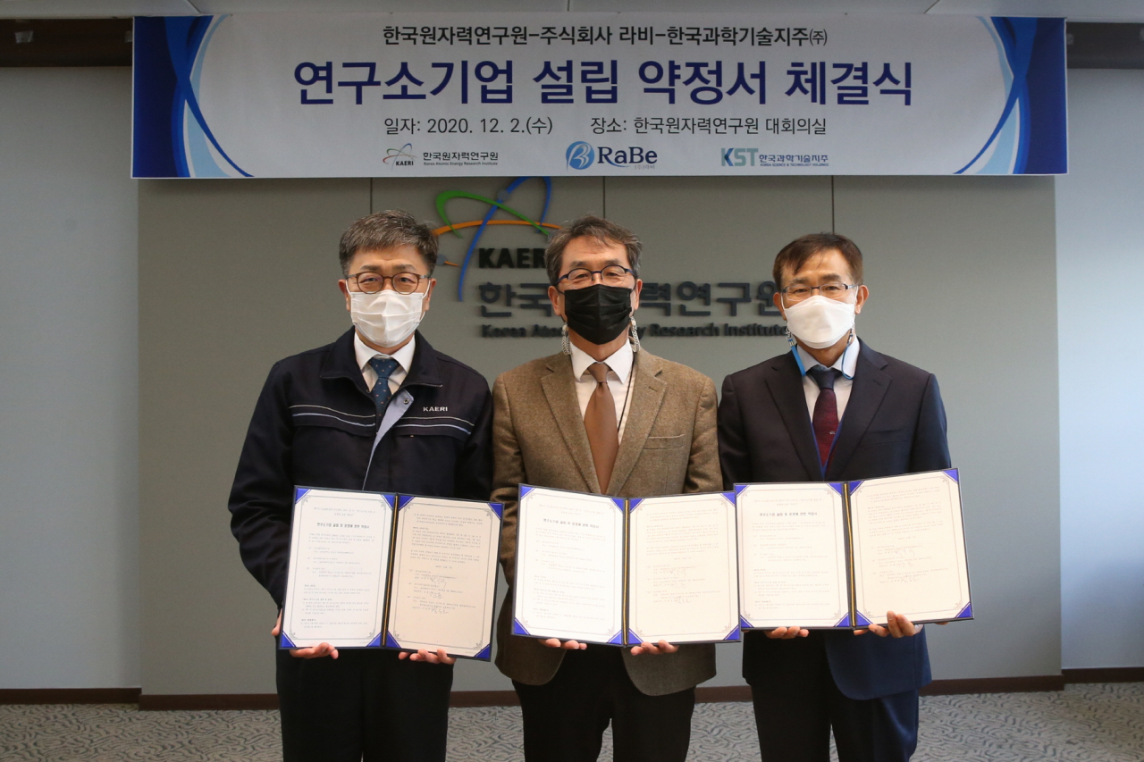 원자력연구원이 특허기술을 출자하고 제5호 연구소기업 '라비' 설립을 위한 약정을 체결했다. 왼쪽부터 박원석 한국원자력연구원장, 김동호 라비 대표, 강훈 한국과학기술지주 대표.[한국원자력연구원 제공]