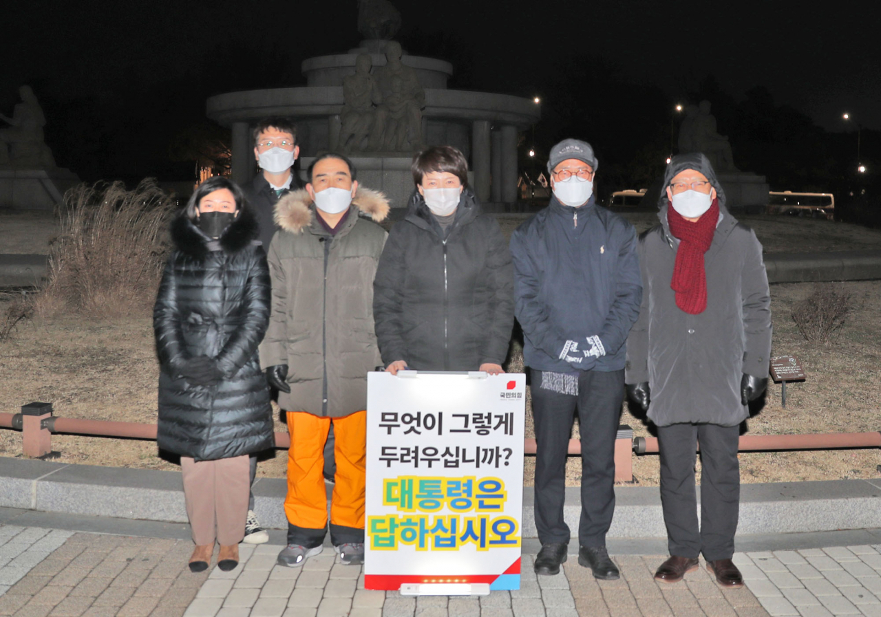 지난 1일 저녁 청와대 분수대 앞에서 국민의힘 초선 의원들이 추미애 법무부 장관과 윤석열 검찰총장과의 갈등에 대한 문재인 대통령의 답변을 요구하며 릴레이 1인 시위를 계속하고 있다. 왼쪽부터 황보승희, 김웅, 태영호, 김은혜, 김영식, 권명호 의원. [연합]