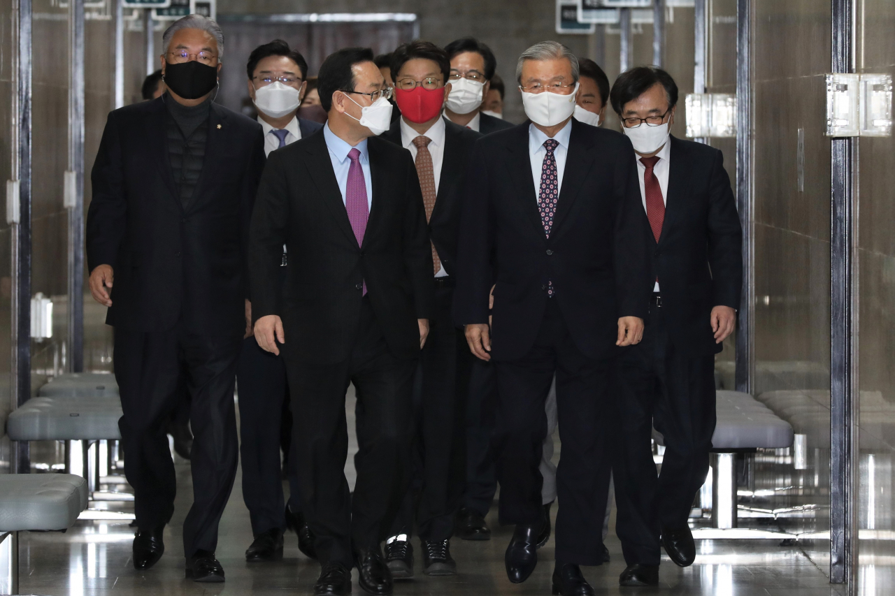 김종인 국민의힘 비상대책위원장과 주호영 원내대표가 2일 오전 국회에서 열린 비상대책위원장-중진의원 연석회의에 참석하기 위해 이동하며 대화하고 있다. [이상섭 기자/babtong@heraldcorp.com]