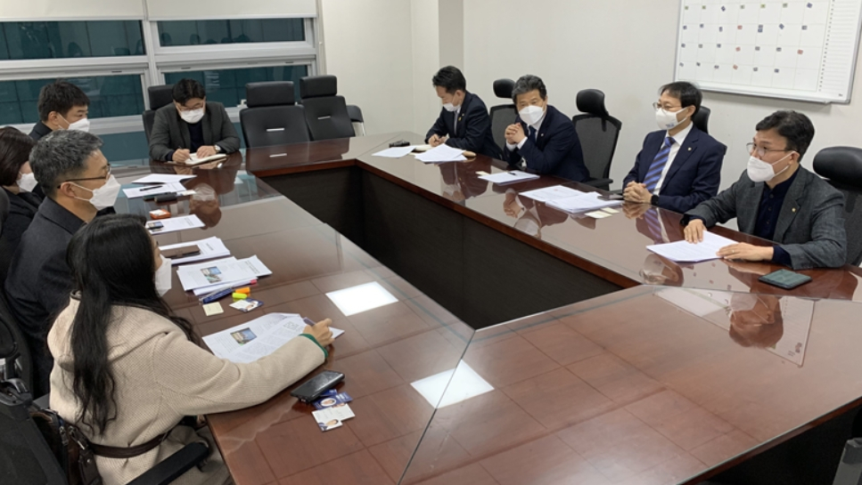 국회보건복지위원회 더불어민주당 김민석 위원장(사진 오른쪽부터), 김성주 간사, 서영성 의원, 고영인 의원이 지난 2일 국회 의원회관에서 한국환자단체연합회와 간담회를 갖고 있다. [김성주 국회의원실 제공]