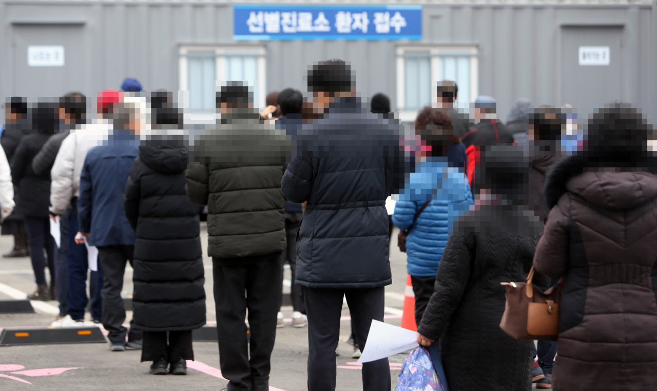 2일 강원 강릉시보건소 선별진료소에서 시민들이 코로나19 검사를 받기 위해 대기하고 있다. [연합]