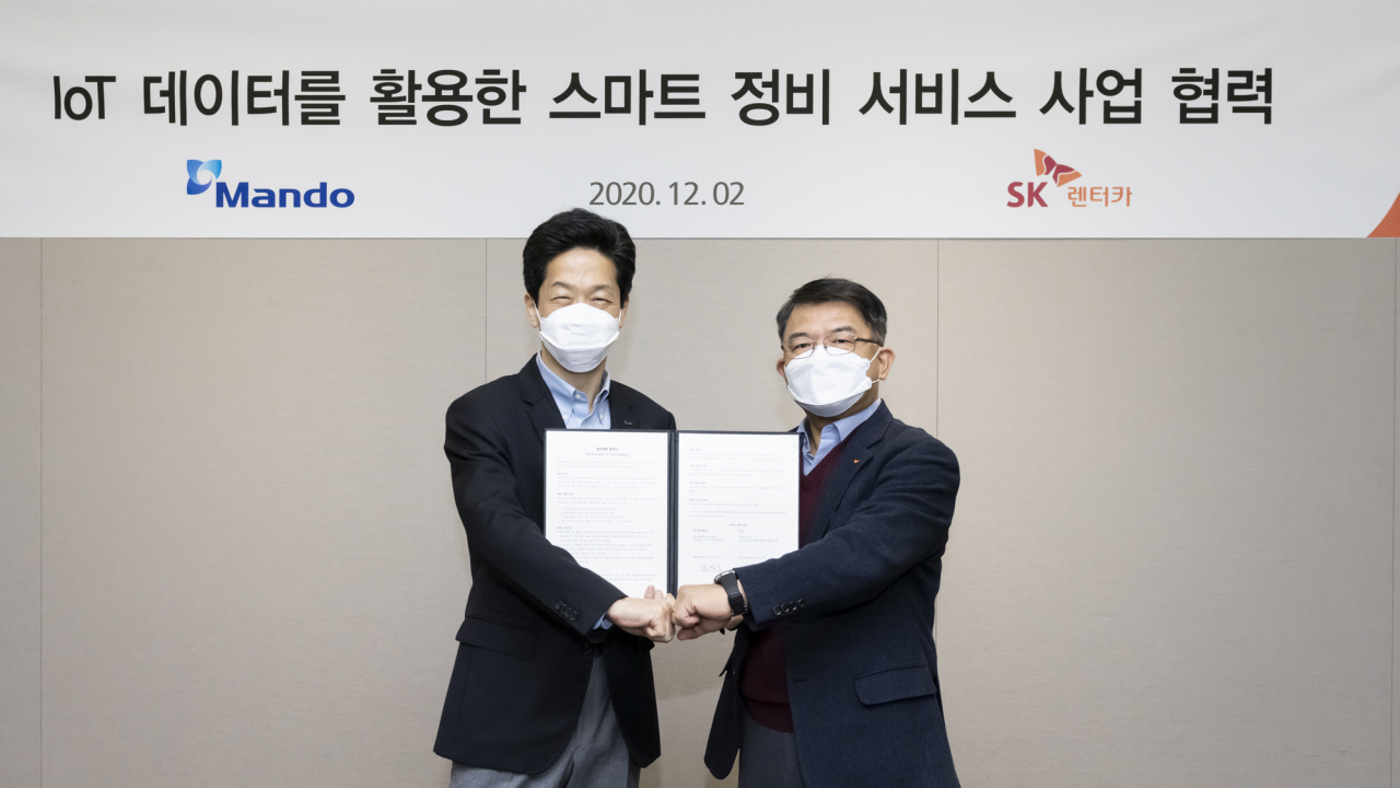 만도 WG 캠퍼스 오창훈 부사장(왼쪽)과 SK렌터카 김현수 경영기획실장이 2일 판교 만도 글로벌 R&D 센터에서 ‘MOU’ 체결 후 기념 촬영을 하고 있다. [만도 제공]