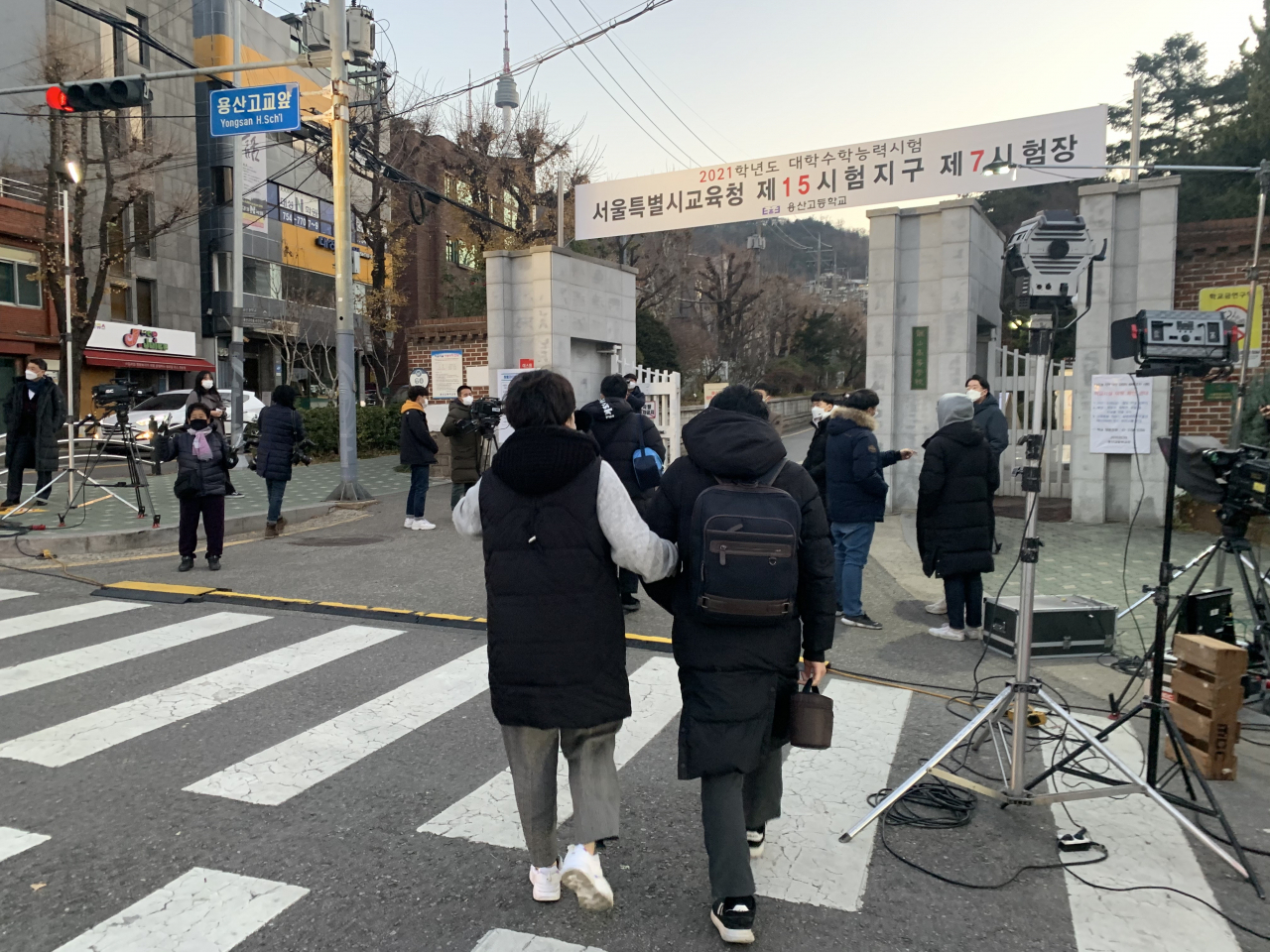 2021학년도 대학수학능력시험이 열린 3일 오전, 한 학부모가 수험생 아들의 팔짱을 끼고 수험장으로 향하고 있다. 박상현 기자/pooh@heraldcorp.com