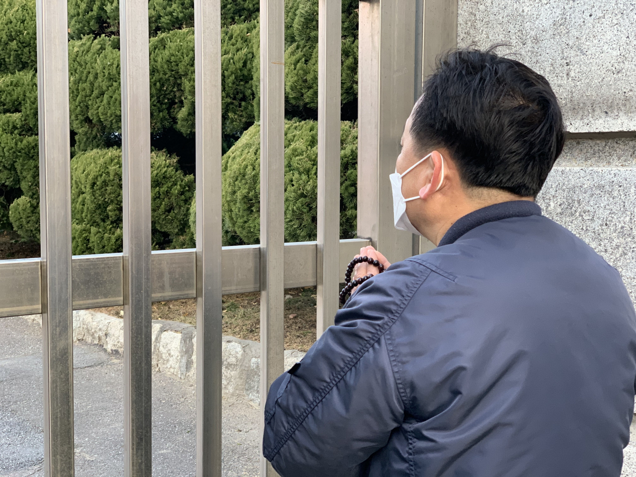 2021학년도 대학수학능력시험이 열린 3일 오전 서울 용산구 선린인터넷고 교문 밖에서 한 수험생 학부모가 기도를 하고 있다. 박상현 기자/pooh@heraldcorp.com