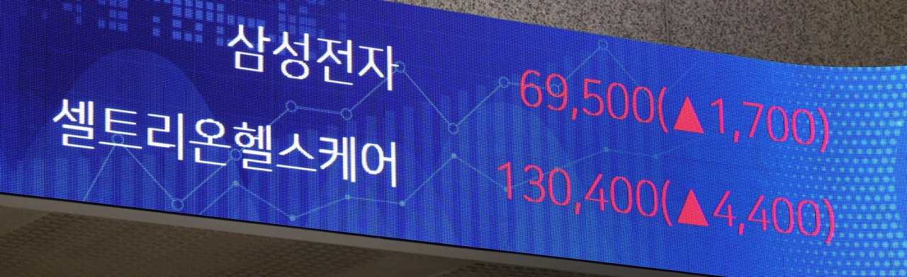 삼성전자가 3일 7만100원으로 출발하며 ‘꿈의 7만원’을 달성했다. 삼성전자가 종가 기준 역대 최고가인 6만9500원으로 거래를 마친 지난 2일 한국거래소 여의도 사옥 전광판에 삼성전자 주가가 표시되어 있다. [한국거래소 제공]