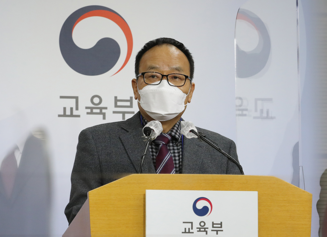 2021학년도 대학수학능력시험이 치러지고 있는 3일 오전 세종시 정부세종청사 교육부에서 출제위원장인 민찬홍 한양대 교수가 출제 방향 등에 대해 설명하고 있다. [연합]