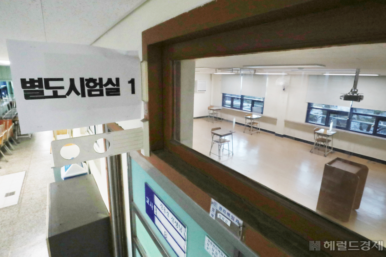 2021학년도 대학수학능력시험이 치러진 3일 오전 서울 종로구 경복고등학교에 37.5도 이상의 열이 있거나 기침 등 의심 증상을 보이는 수험생들을 위한 별도시험실이 마련돼 있다. 신종 코로나바이러스 감염증(코로나19) 여파로 2주 늦춰진 이번 수능은 역대 최소인 49만3433명이 응시한 가운데 전국 86개 시험지구 1383개 시험장에서 일제히 치러진다. 박해묵 기자/mook@heraldcorp.com
